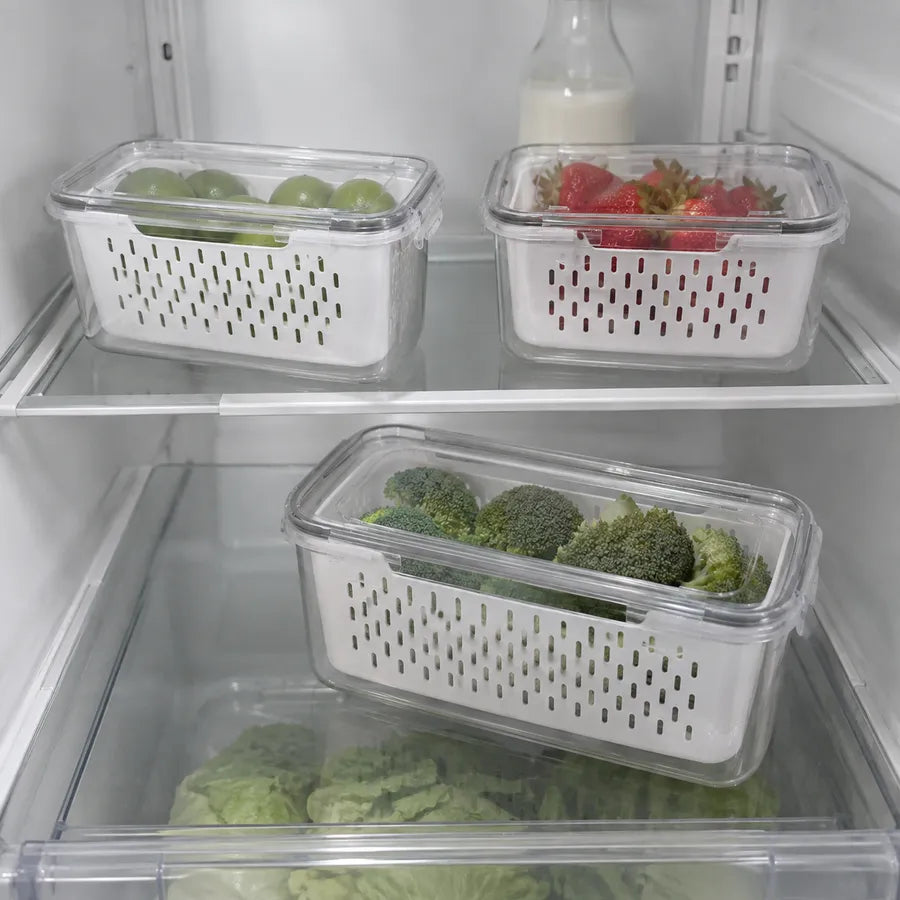 Tres recipientes con limones, fresas y brócoli separados dentro de una nevera