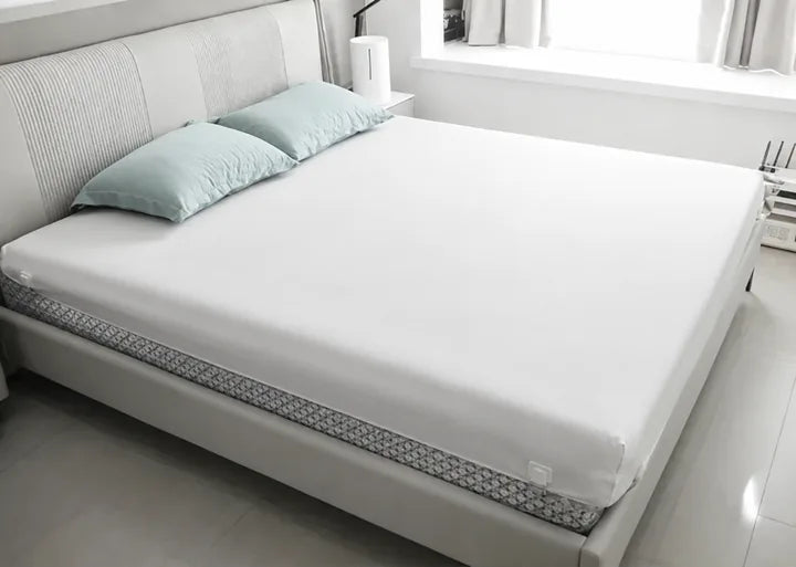 Cama ordenada con la sabana firme y sujetadores instalados